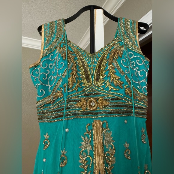 Elegant Teal and Gold Embroidered Indian/Pakistani Bollywood Dress - Picture 4 of 16